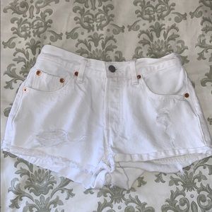 White Levi’s jeans